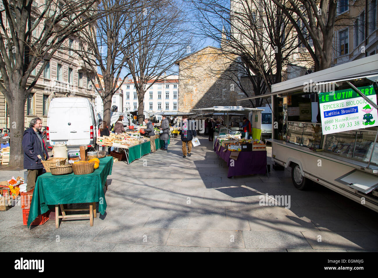 Locali francese street i venditori ambulanti vendono frutta fresca e verdura sulla strada vicino a Place Saint Foto Stock