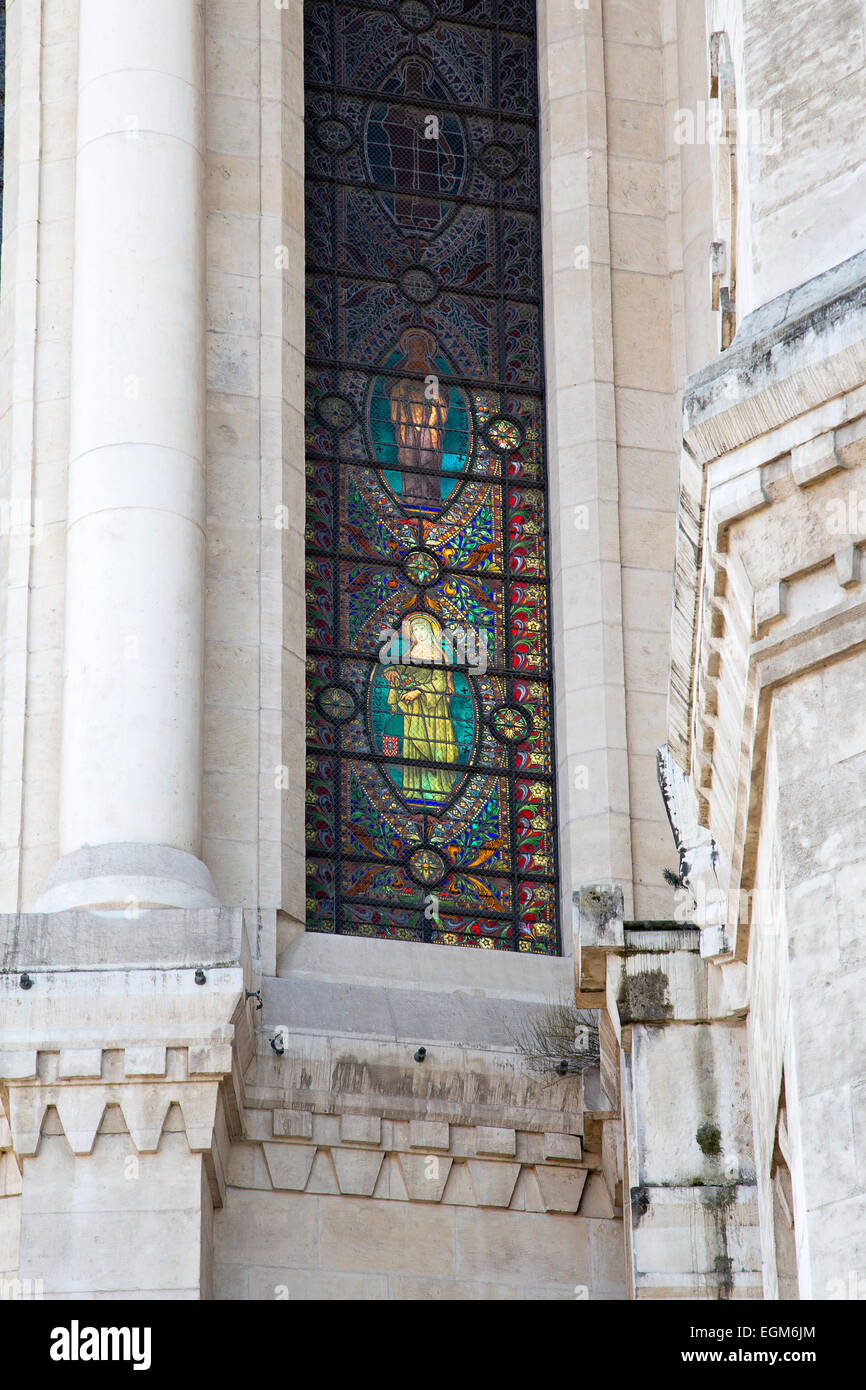 Vergine Maria tenendo un fiori nella sua mano su di una vetrata della Basilica di Notre Dame Foto Stock