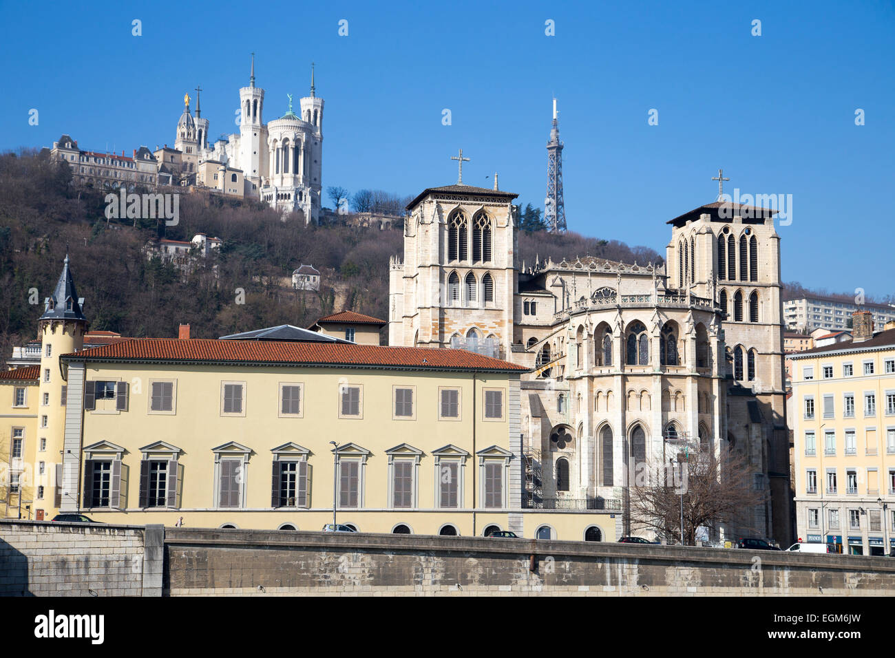 Cattedrale Saint-Jean-Baptiste e libreria Saint-Jean vista dal fiume Saone con Fourviere bac Foto Stock