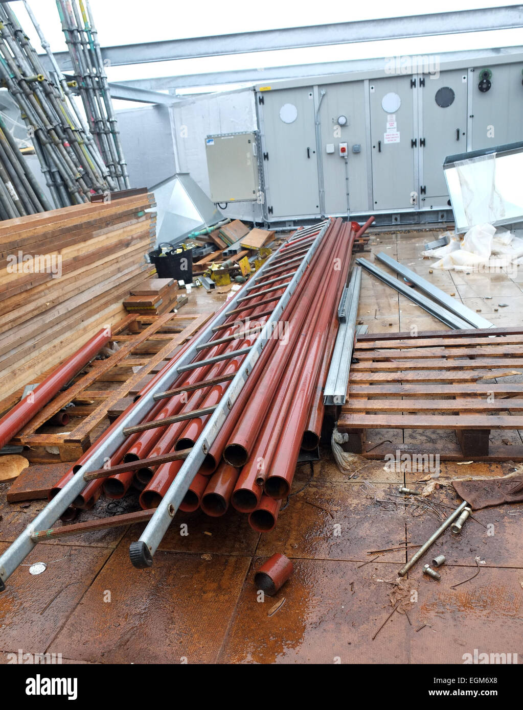 Materiali da costruzione - le tubazioni e la scaletta pronta per incorporazione in opere. 26 Febbraio 2015 Foto Stock