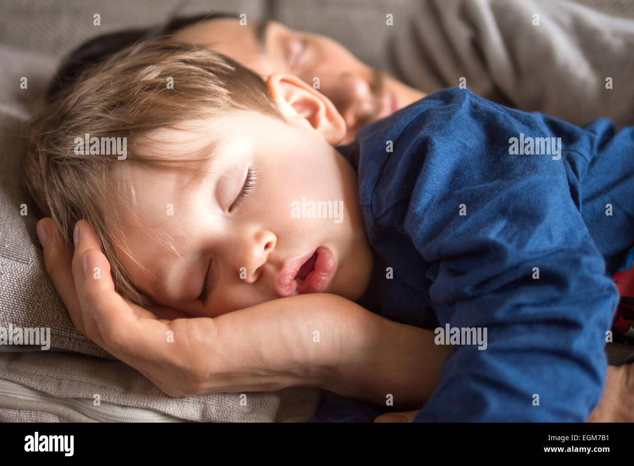 In prossimità di un piccolo fanciullo addormentato sul lettino con il suo padre Foto Stock