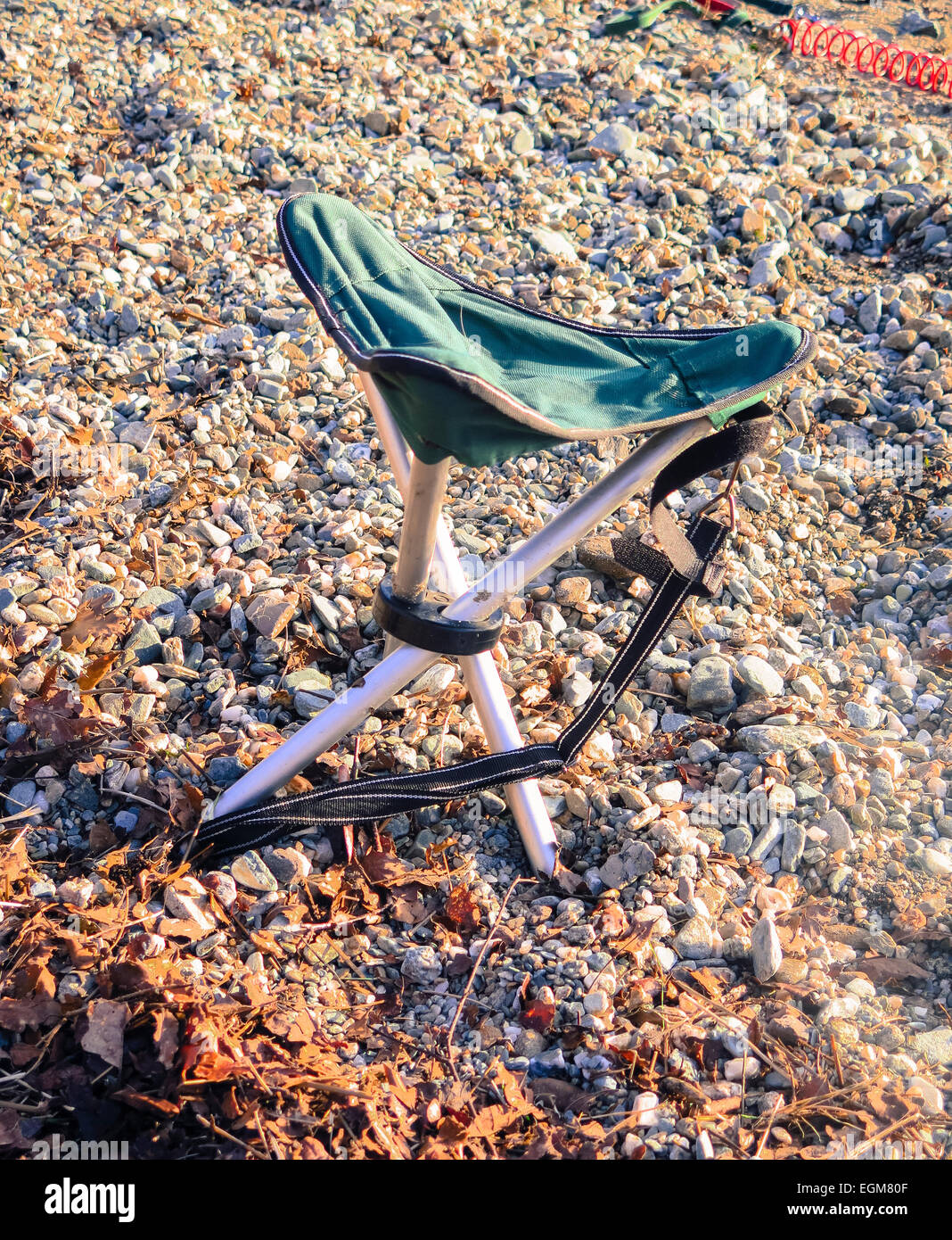 Piccolo campeggio di piegatura con le tre gambe sgabello Foto Stock