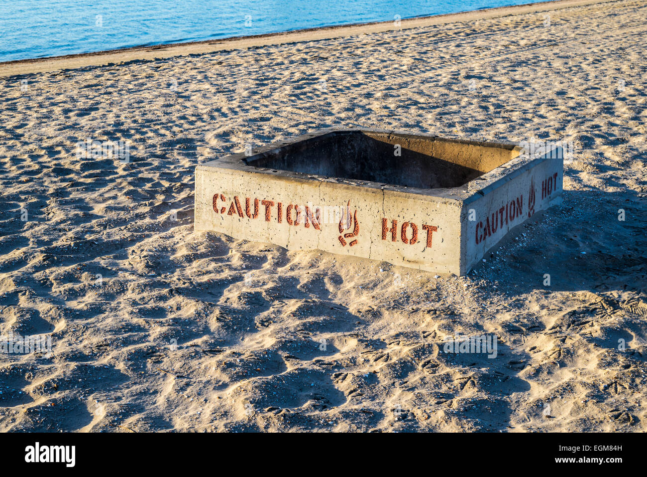 Attenzione a caldo sul segno firepit su una spiaggia. San Diego, California, Stati Uniti. Foto Stock