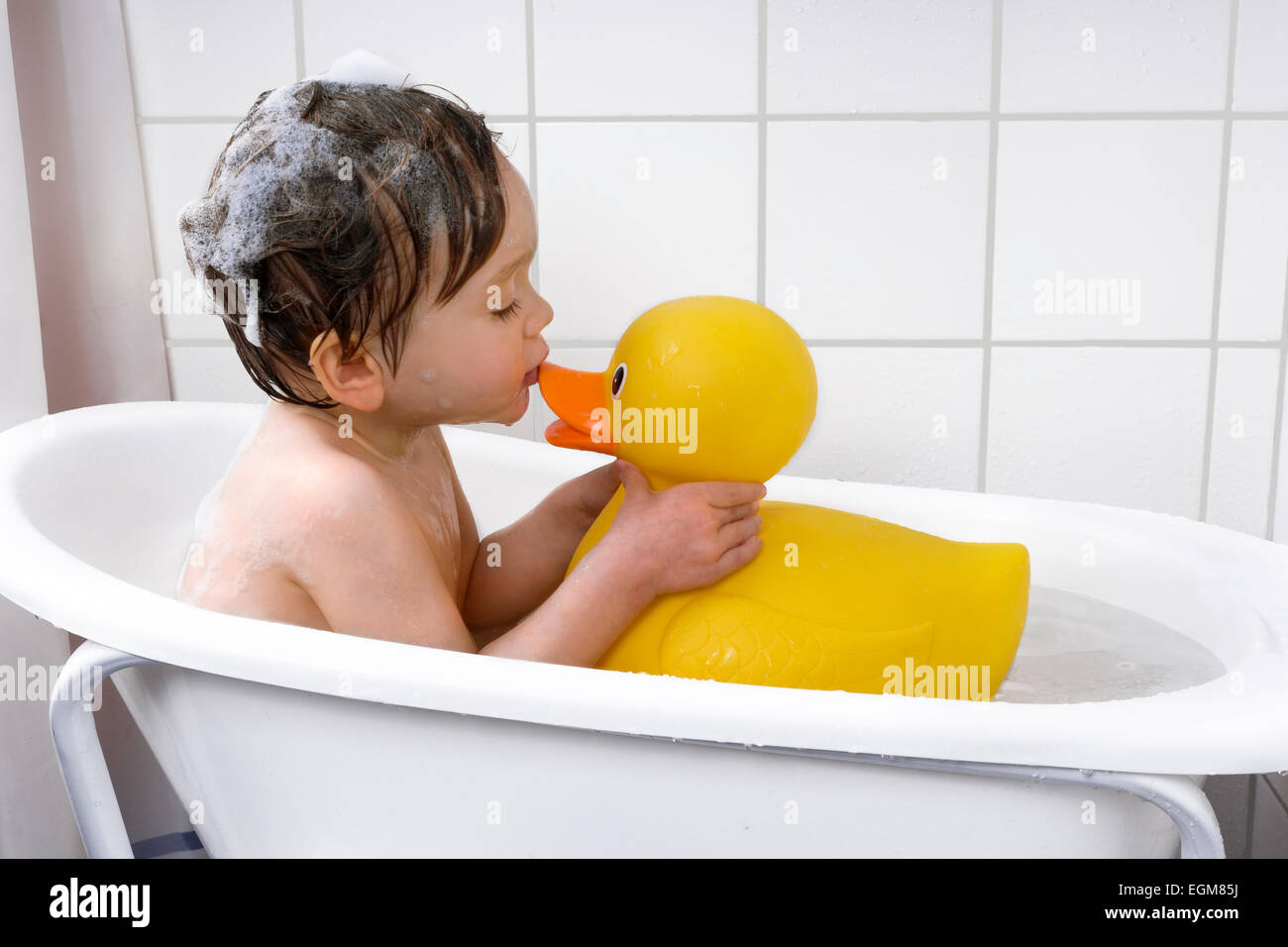 Little Boy prendere un bagno con rubber duck Foto Stock