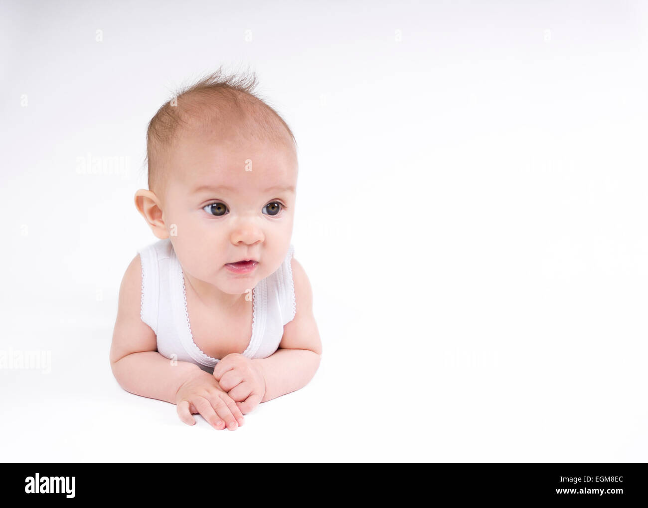 Ritratto di un simpatico baby girl recante sulla pancia Foto Stock