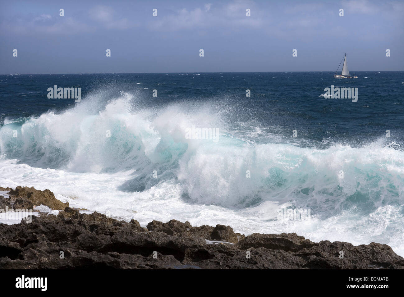 Le onde del mare sulla costa rocciosa, Malta Foto Stock