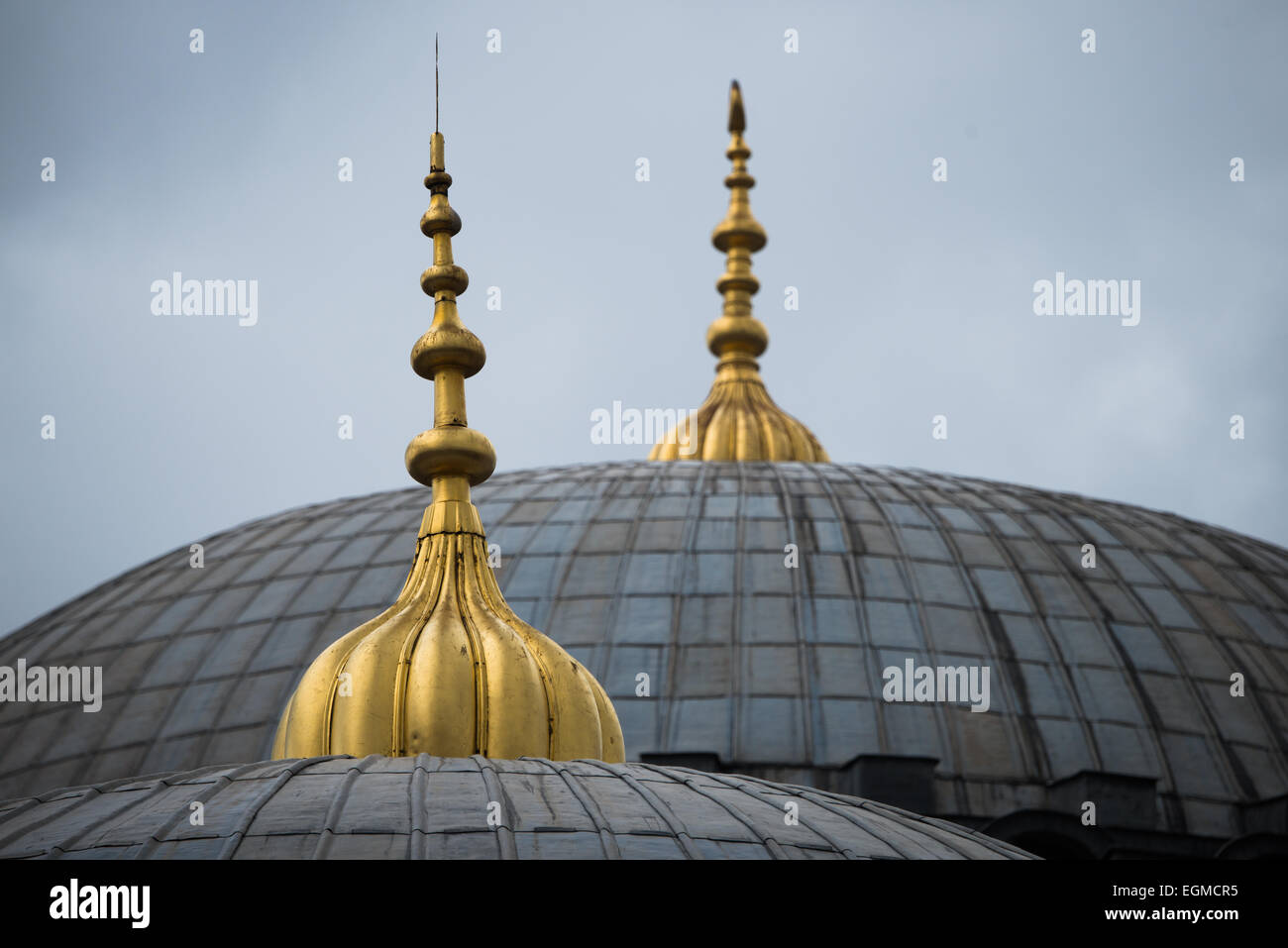 ISTANBUL, Turchia - le punte dorate coronano le cupole di Santa Sofia, aggiunte durante il periodo ottomano come parte della conversione dell'edificio in moschea. Questi elementi architettonici combinano funzioni decorative e religiose. La lavorazione dei metalli dimostra elementi caratteristici dell'architettura della moschea ottomana. Foto Stock