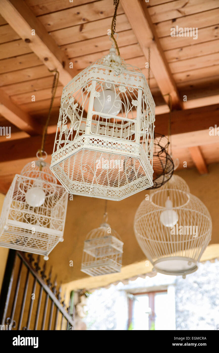 Gabbie di uccelli trasformato in lampada Foto Stock