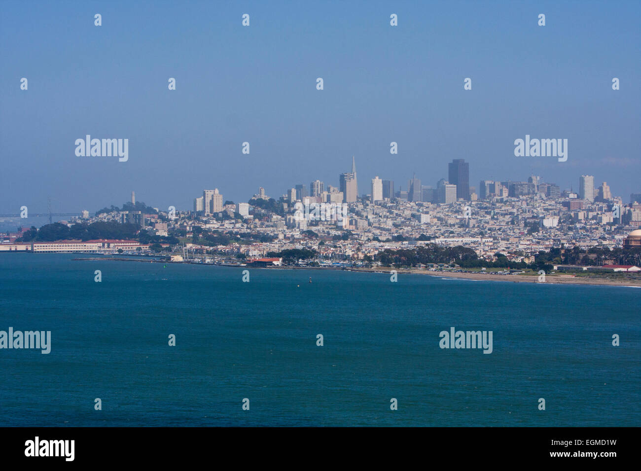 Una vista panoramica della città di San Francisco sulla baia dal Golden Gate Bridge, California, Stati Uniti d'America in giugno Foto Stock