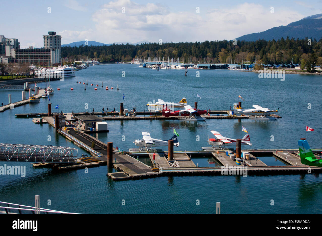 Il Porto di Vancouver Aeroporto di acqua o di Coal Harbour idrovolante Base, Downtown, Vancouver, Canada con idrovolanti a fianco di dock. Foto Stock