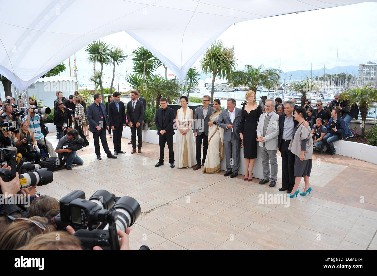 CANNES, Francia - 15 Maggio 2013: Cannes presidente della giuria Steven Spielberg con i compagni di giurati Nicole Kidman, Ang Lee, Daniel Auteuil, Christoph Waltz, Vidya Balan, Naomi Kawase, Lynne Ramsay & Cristian Mungiu al photocall per la giuria del 66° Festival di Cannes. Foto Stock