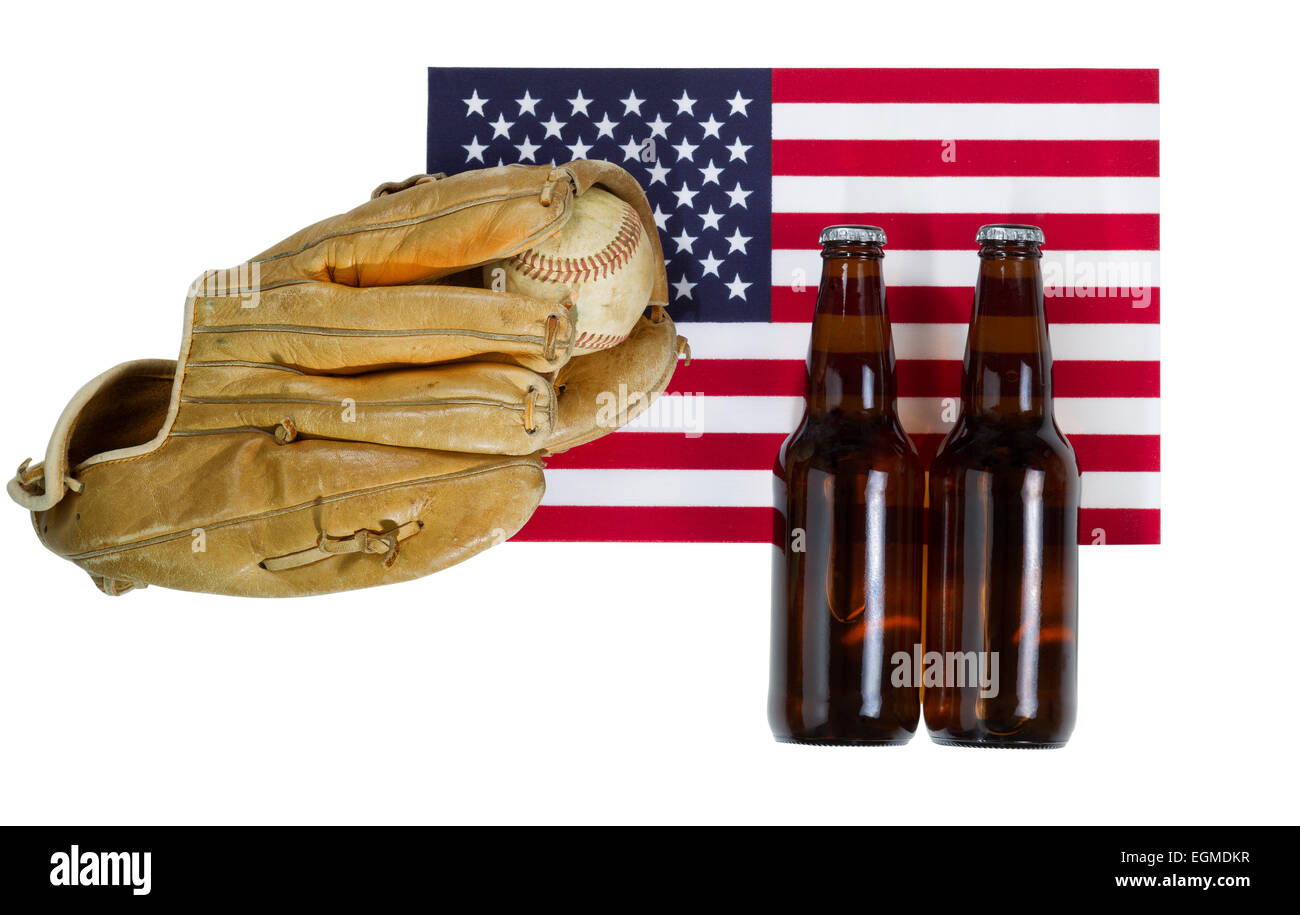 Vista dall'alto colpo angolato di usurati guanto in pelle, utilizzato baseball e pieno di bottiglie di birra con gli Stati Uniti d'America bandiera in background Foto Stock