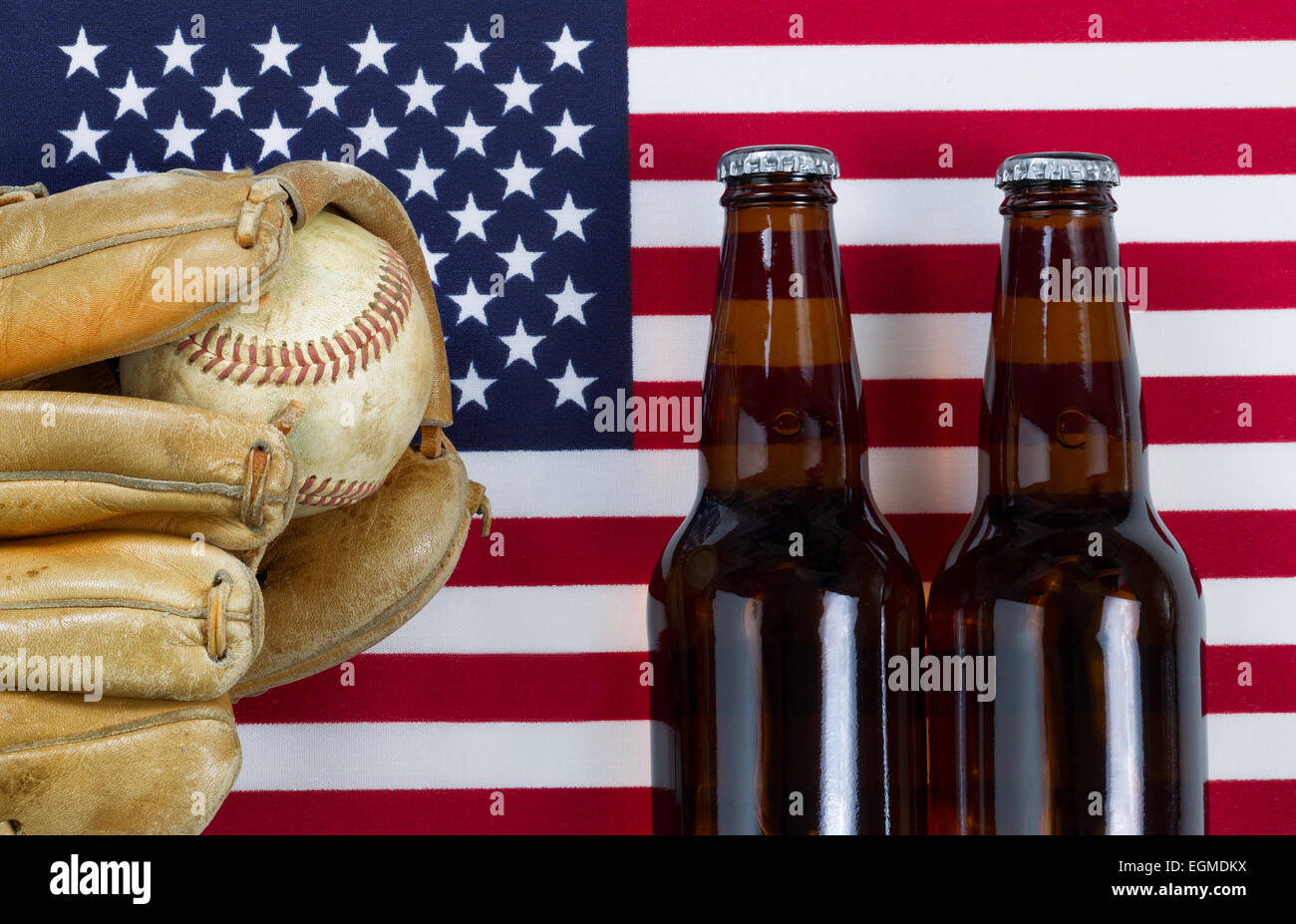 Chiudere l immagine di usurati guanto in pelle, utilizzato baseball e pieno di bottiglie di birra con gli Stati Uniti d'America bandiera in background. Foto Stock