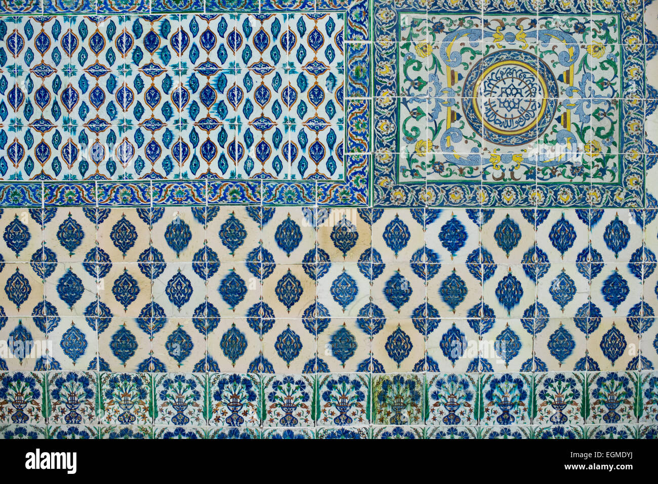 ISTANBUL, Turchia / Türkiye - squisite piastrelle Iznik adornano le pareti della Moschea Harem (Harem Mescidi) nel Palazzo Topkapi, Istanbul. Questi capolavori ceramici del XVII secolo, caratterizzati da intricati motivi floreali e calligrafia in vibranti blu, verdi e rossi, esemplificano il pinnacolo delle arti decorative ottomane all'interno di questo spazio di preghiera privato per le donne più importanti dell'harem imperiale. Foto Stock