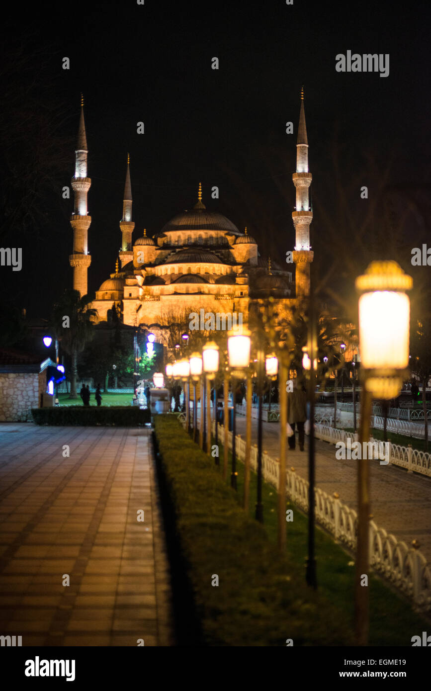 ISTANBUL, Turchia / Türkiye - Una vista della Moschea Blu di notte da Piazza Sultanahmet. Mentre è ampiamente conosciuta come Moschea Blu per le sue piastrelle interne, il nome formale della moschea è Moschea del Sultano Ahmed (o Sultan Ahmet Camii in turco). Fu costruito tra il 1609 e il 1616 durante il regno del sultano Ahmed I. Foto Stock