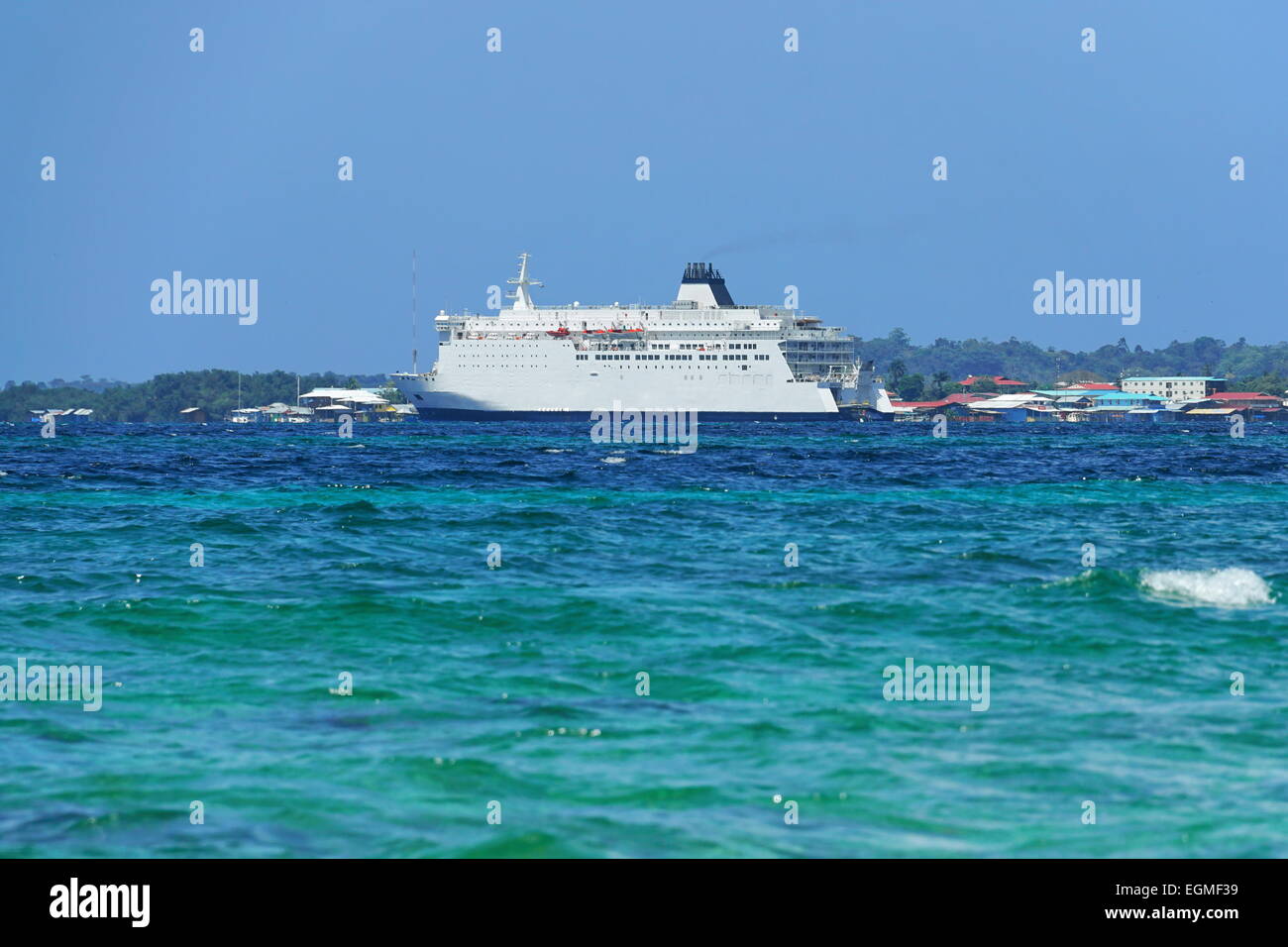 Il nuovo grande traghetto in Bocas del Toro offrono anche un servizio di trasporto per la Città del Colon a Isla Colón, Caraibi, Panama Foto Stock