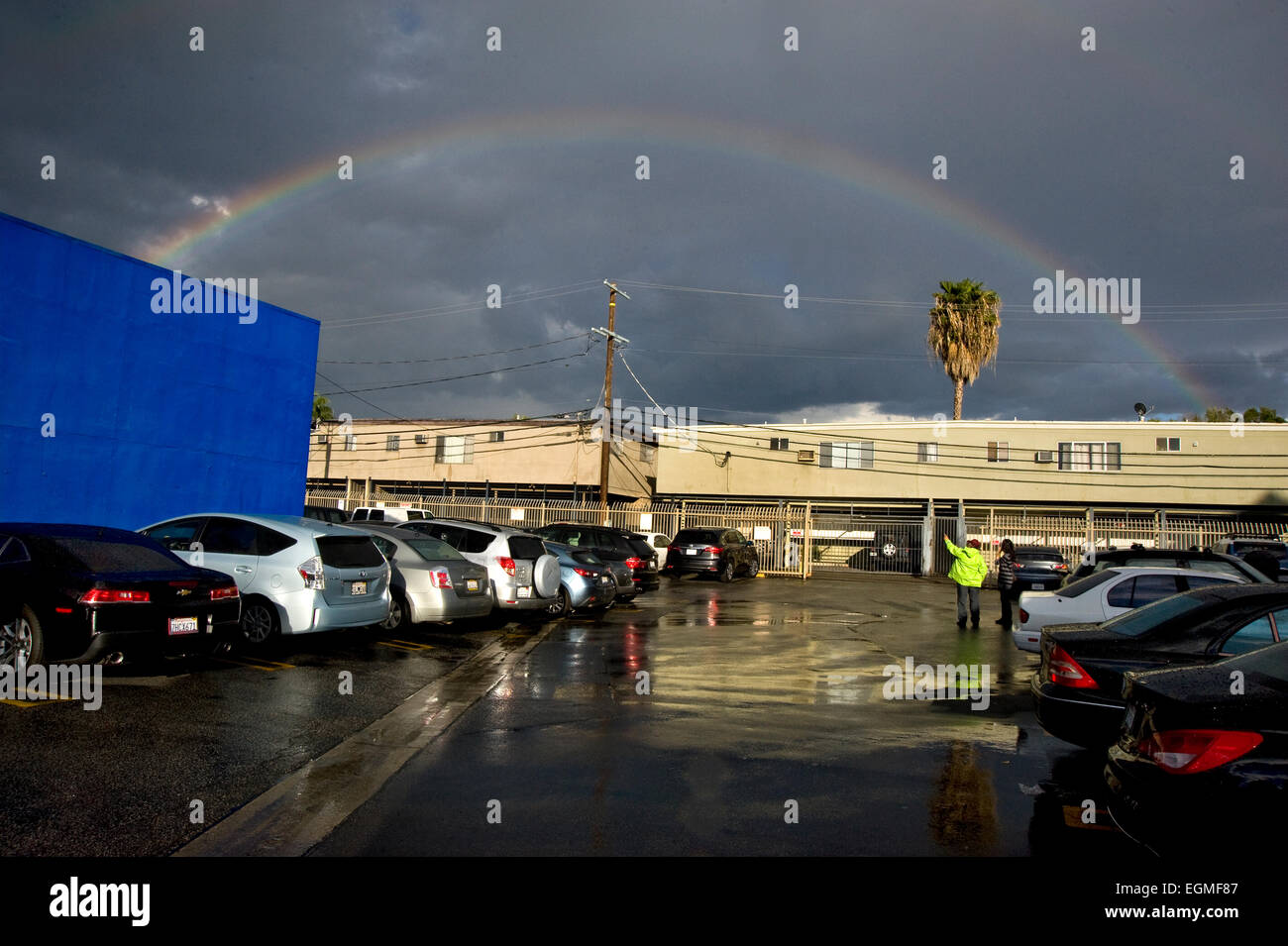 Rainbow su parcheggio sul giorno di tempesta in Los Angeles Foto Stock