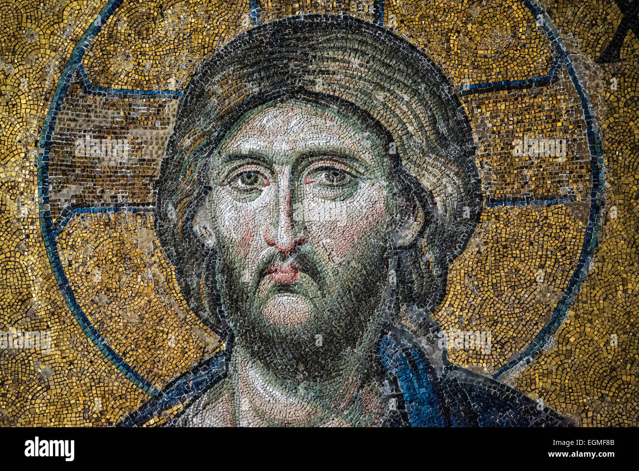 Hagia Sophia Deësis Mosaico Istanbul Turchia // ISTANBUL, Turchia — il famoso mosaico Deësis nella galleria superiore di Hagia Sophia risale al 1261 circa. Questo capolavoro bizantino raffigura il Cristo Pantocratore affiancato dalla Vergine Maria e da Giovanni Battista in tre quarti di profilo, illustrando la loro intercessione per l'umanità. Il mosaico rappresenta uno dei migliori esempi superstiti di arte religiosa bizantina. Foto Stock