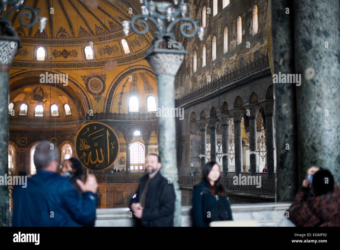 ISTANBUL, Turchia / Türkiye — posa turistica per le foto nella galleria superiore di Santa Sofia. Originariamente costruito nel 537, è servito come cattedrale ortodossa orientale, cattedrale cattolica romana, moschea e ora museo. Conosciuta anche come Ayasofya o Aya Sofia, è uno dei principali punti di riferimento di Istanbul. Foto Stock