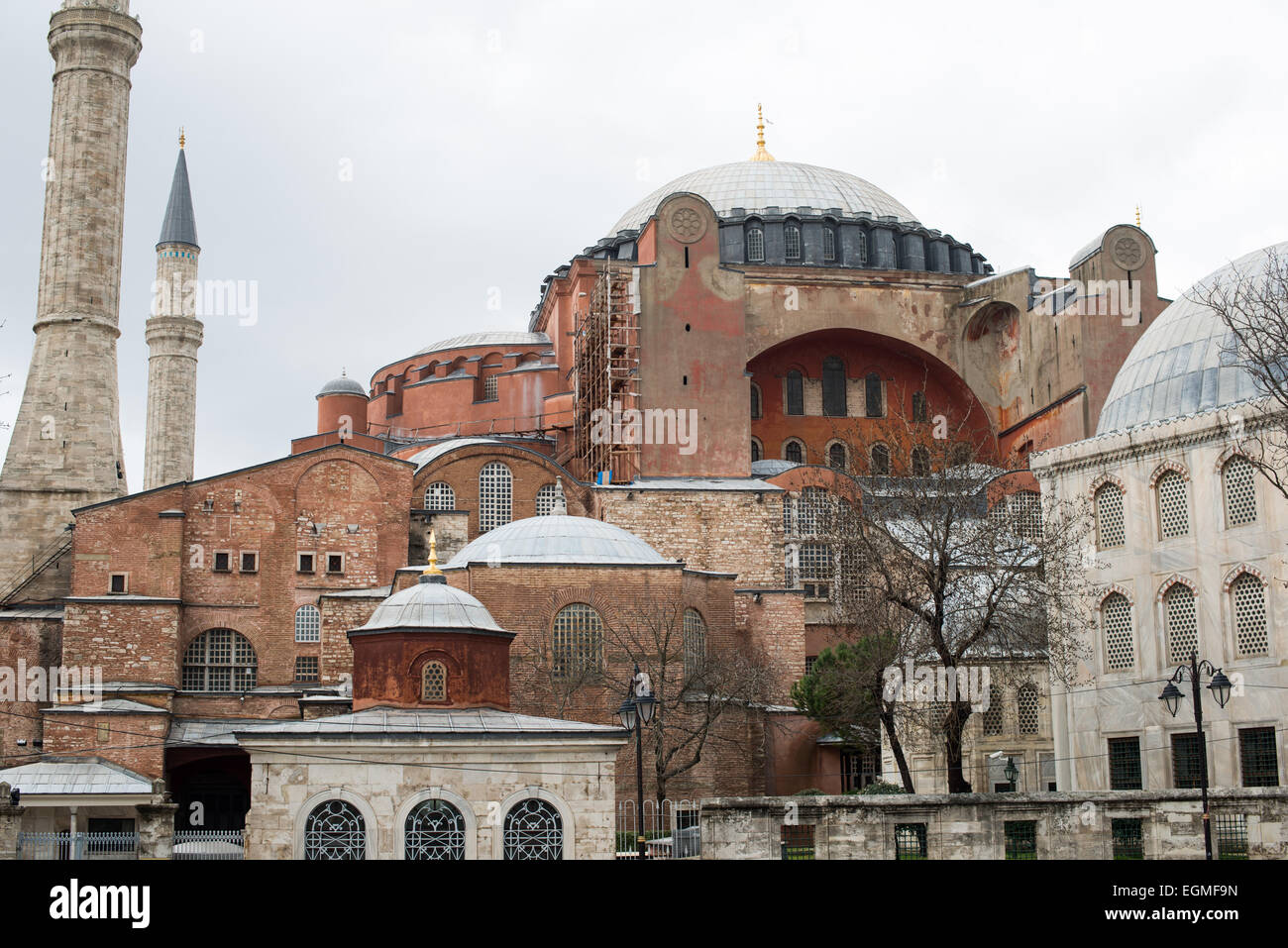 ISTANBUL, Turchia - originariamente costruita nel 537, è stata una cattedrale ortodossa orientale, una cattedrale cattolica romana, una moschea e ora un museo. Conosciuto anche come Ayasofya o Aya Sofia, è uno dei principali punti di riferimento di Istanbul. Nel luglio 2020, il presidente turco Recep Tayyip Erdogan decretò che Hagia Sophia sarebbe stata riconvertita in moschea. Foto Stock