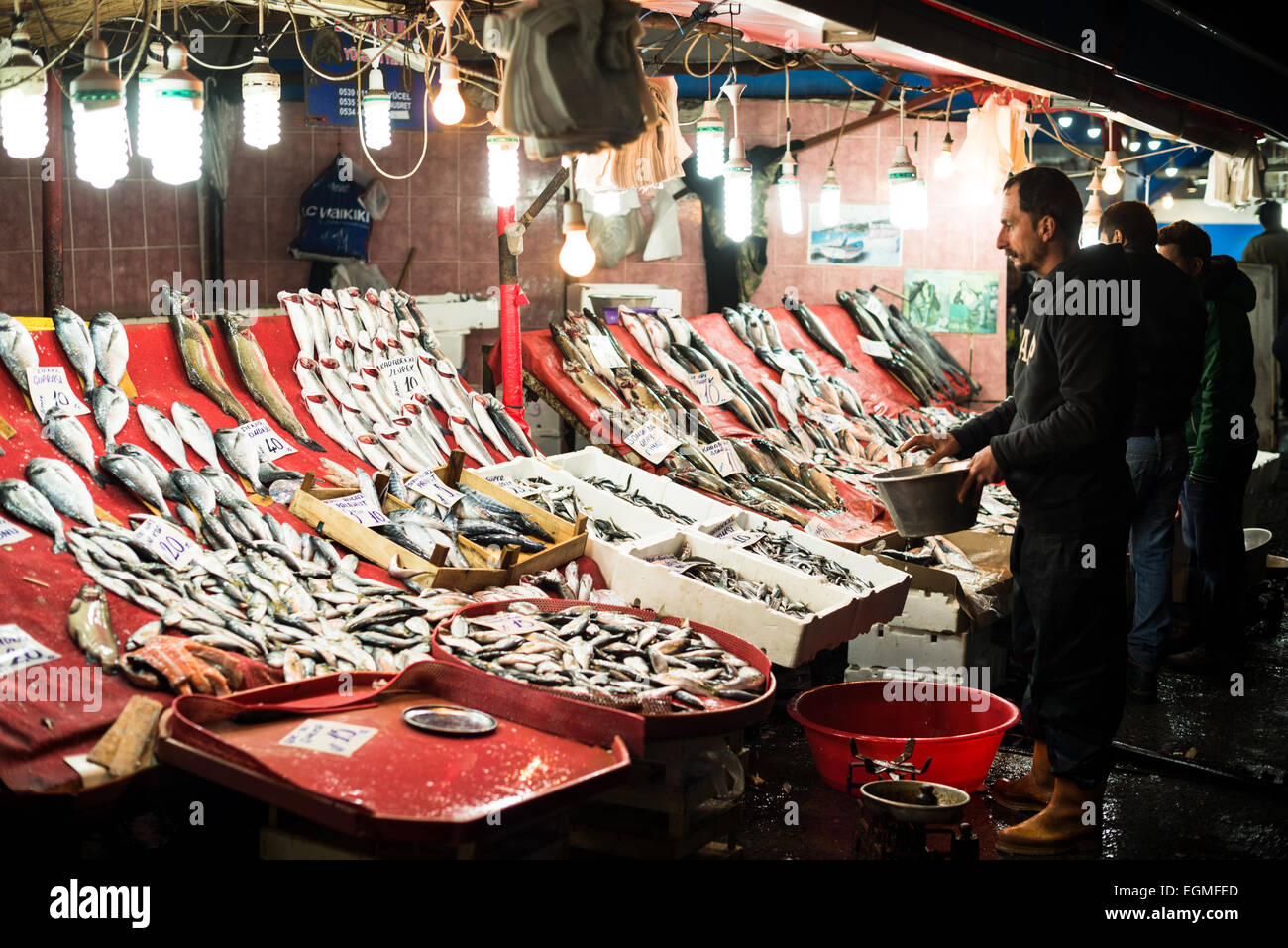 ISTANBUL, Turchia: Lo storico mercato del pesce di Karakoy si trova vicino al ponte Galata nel quartiere sul lungomare di Istanbul. Questo mercato tradizionale, conosciuto localmente come Balik Pazari, serve come principale centro commerciale di pesce per le catture dello stretto del Bosforo e del Mar Nero. La posizione del mercato lo colloca in un punto cruciale tra il Corno d'Oro e il Bosforo. Foto Stock