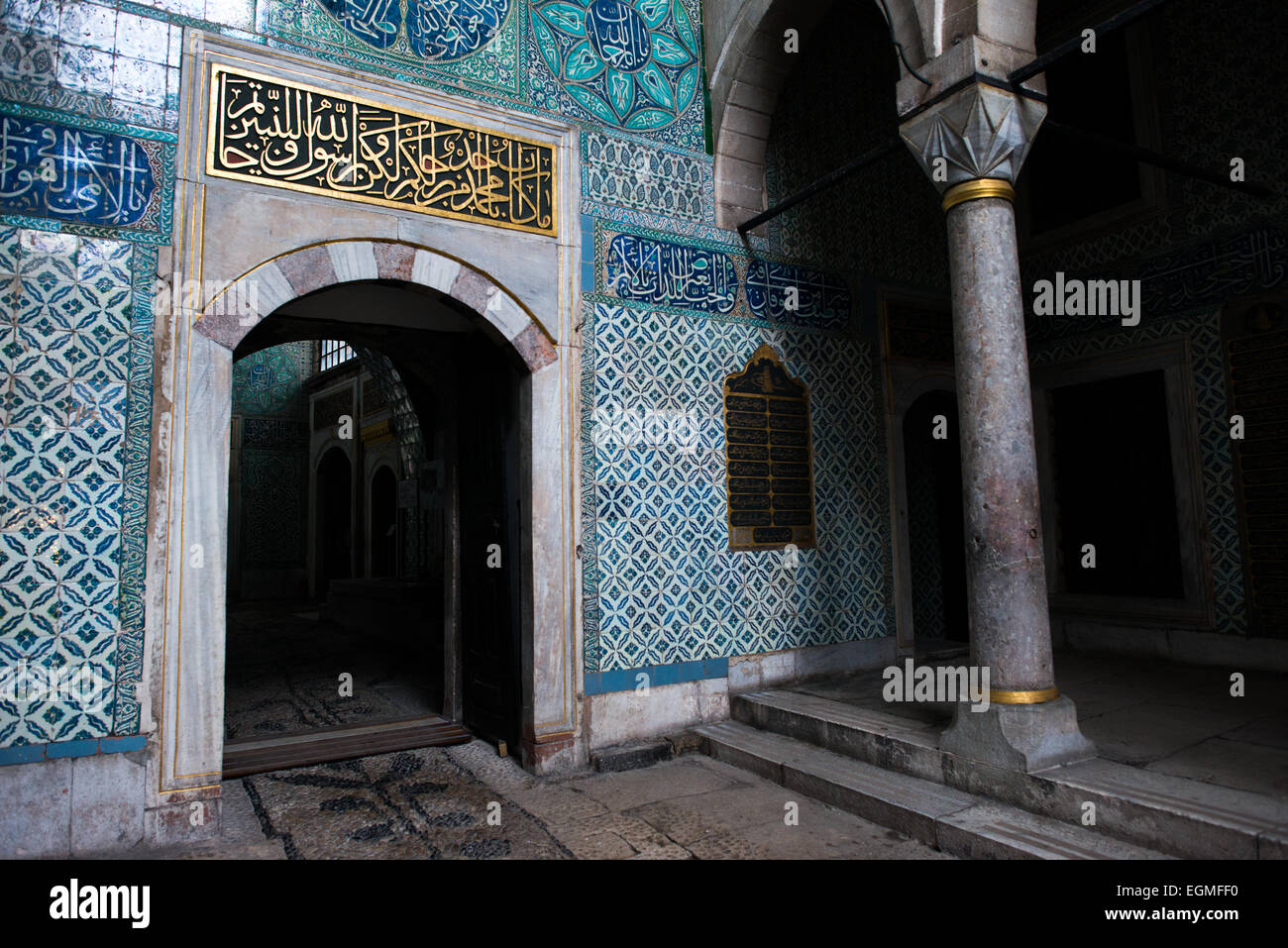 ISTANBUL, Turchia / Türkiye — il corridoio fuori dall'ingresso principale dell'Harem, che separa gli alloggi della famiglia, le concubine e il sultano dagli eunuchi harem. La porta porta conduce al Nobet Yeri, il palo di sentinella, che è collegato alle tre sezioni principali dell'Harem. L'Harem imperiale era il santuario interno del Palazzo Topkapi dove vivevano il sultano e la sua famiglia. Situato su una penisola affacciata sullo stretto del Bosforo e sul Corno d'Oro, il Palazzo Topkapi fu la residenza principale dei sultani ottomani per circa 400 anni (1465-1856) del loro regno di 624 anni. Foto Stock