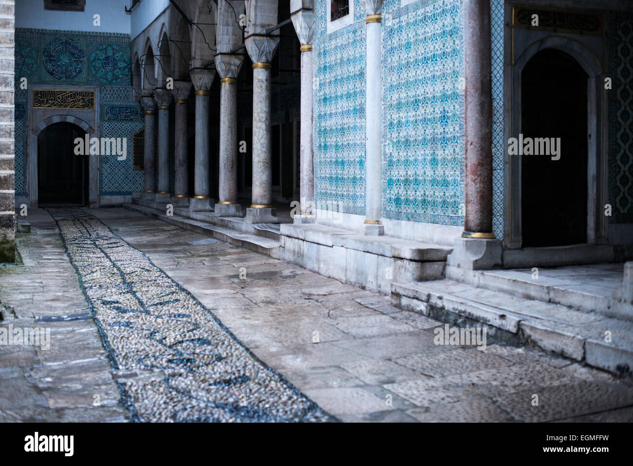 Topkapi Palace Harem Corridor Istanbul Turchia // ISTANBUL, Turchia — il corridoio all'esterno dell'ingresso principale dell'Harem, che separa gli alloggi della famiglia, le concubine e il Sultano dagli eunuchi Harem. La porta porta conduce al Nobet Yeri, il palo di sentinella, che è collegato alle tre sezioni principali dell'Harem. L'Harem imperiale era il santuario interno del Palazzo Topkapi dove vivevano il sultano e la sua famiglia. Situato su una penisola affacciata sullo stretto del Bosforo e sul Corno d'Oro, il Palazzo Topkapi fu la residenza principale dei sultani ottomani per circa 400 anni Foto Stock