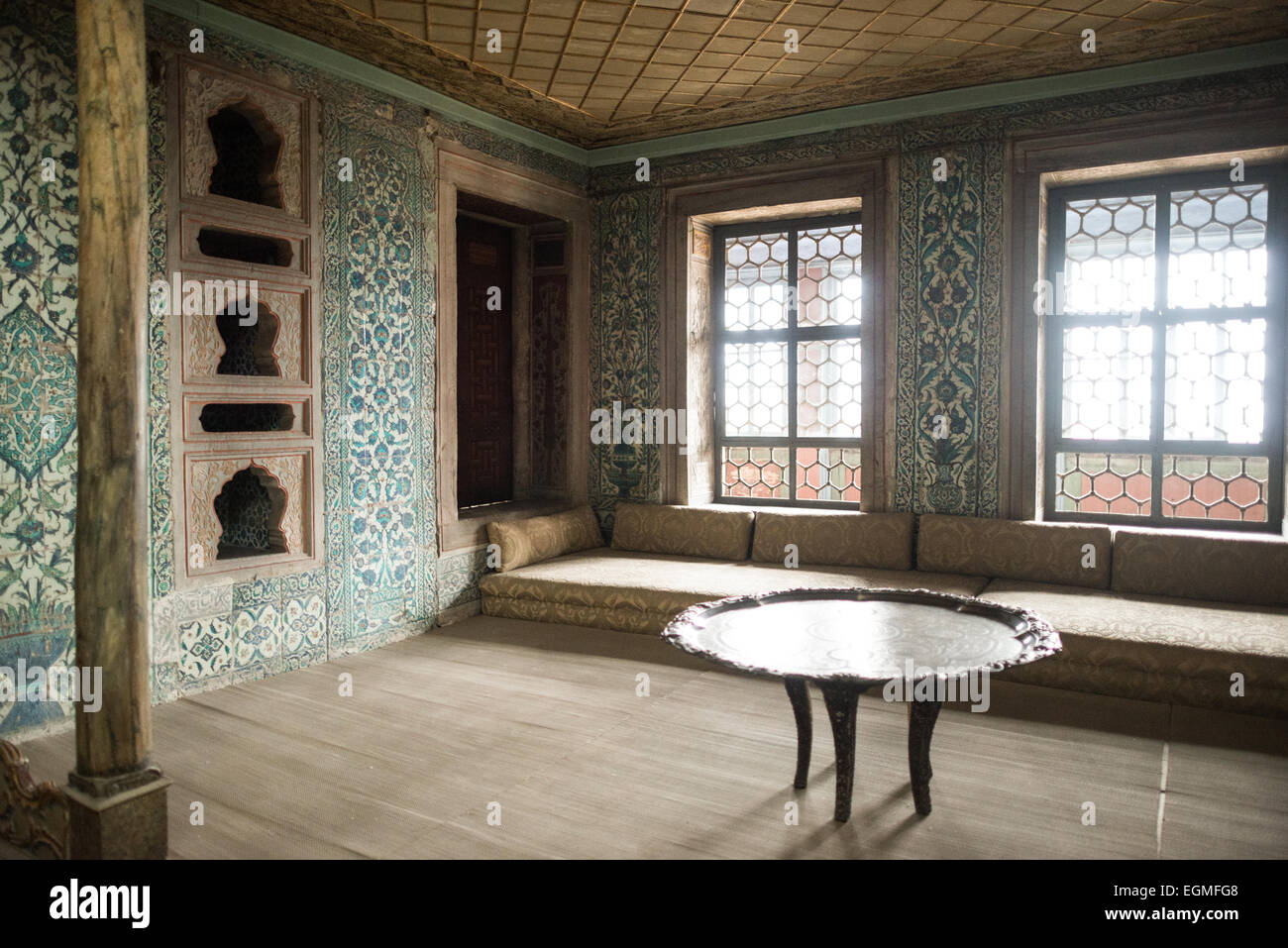 Palazzo Topkapi Queen Mother Apartments Istanbul Turchia // ISTANBUL, Turchia — gli Appartamenti della Regina madre furono costruiti per la prima volta alla fine del XVI secolo e furono ricostruiti dopo l'incendio del 1666. Gli appartamenti si compongono di una camera da letto e di una sala di preghiera. La Regina madre fu incaricata di gestire l'Harem e quindi diede grande potere. L'Harem imperiale era il santuario interno del Palazzo Topkapi dove vivevano il sultano e la sua famiglia. Situato su una penisola che si affaccia sullo stretto del Bosforo e sul Corno d'Oro, il Palazzo Topkapi fu la residenza principale dei sultani ottomani per circa 400 persone Foto Stock