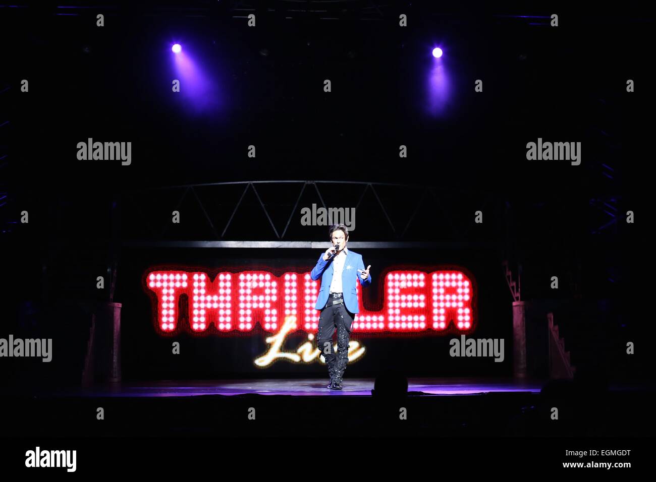 Sydney, Australia. Il 27 febbraio 2015. Australian stelle MiG Ayesa e Prinnie Stevens e tutto il cast del Thriller Live sul palco a Sydney il teatro lirico. Thriller Live è uno spettacolare concerto di una produzione che rende omaggio alla musica del mondo la più grande intrattenitore, Michael Jackson. Tutto il cast ha presentato tre estratti dal film. Nella foto il MiG Ayesa (Miguel Ayesa) introdurre le prestazioni per i media. Credito: Richard Milnes/Alamy Live News Foto Stock