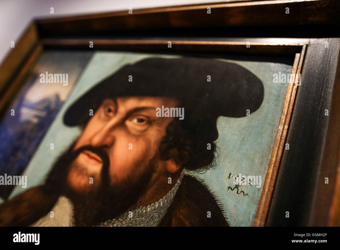 Kronach, Germania. 26 Febbraio, 2015. La speciale firma per il pittore tedesco Lucas Cranach il Vecchio, simboleggiata da un serpente con ali di bat, che è stato assegnato a lui da elettore Federico il Saggio nel 1508, è in esposizione su un dipinto raffigurante elettore Giovanni costante come parte di Cranach mostra presso il 'Fraenkische Galerie' exhibition venue in Kronach, Germania, 26 febbraio 2015. La famiglia di pittori Cranach, chiamato loro stessi dopo il loro paese di origine "Kronach' in Franconia. Foto: David Ebener/dpa/Alamy Live News Foto Stock