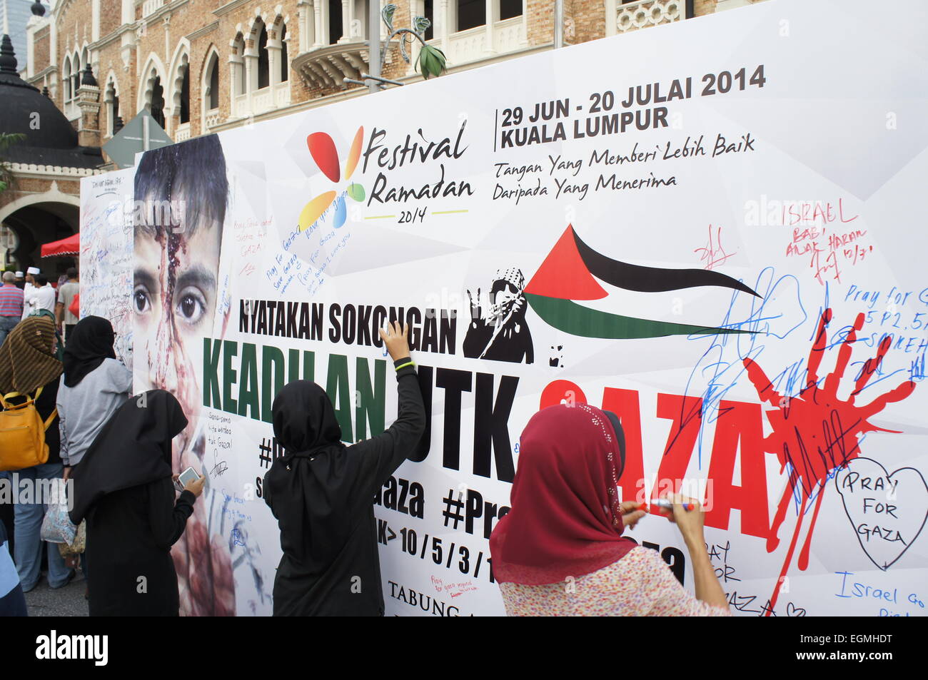 Malesi firma la petizione a sostegno della giustizia per la Striscia di Gaza Foto Stock