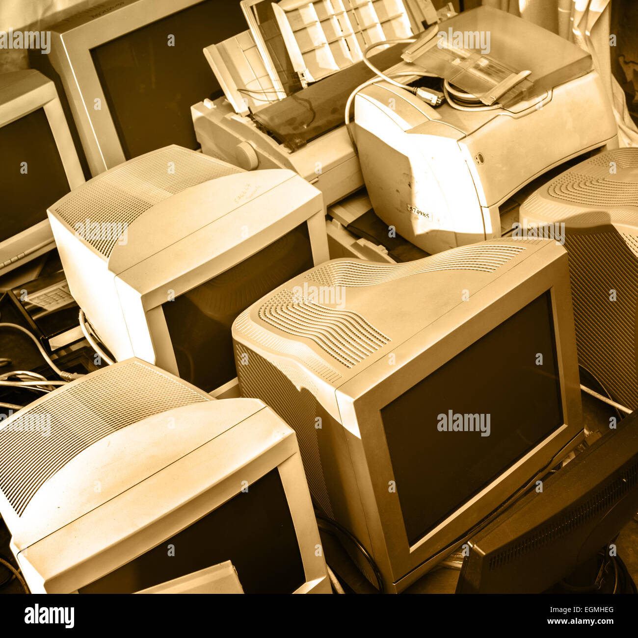 Il vecchio monitor di computer raccolti sul pavimento Foto Stock