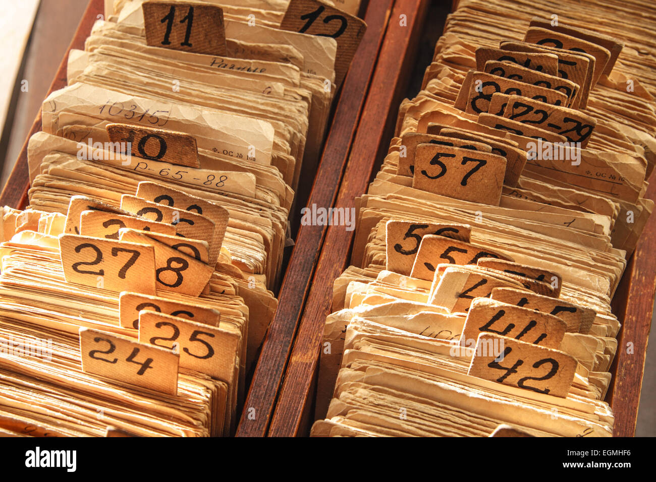 Vecchie carte del catalogo indice con numeri in tonificante Foto Stock