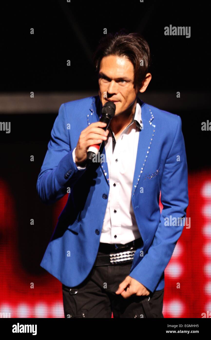 Sydney, Australia. Il 27 febbraio 2015. Australian stelle MiG Ayesa e Prinnie Stevens e tutto il cast del Thriller Live sul palco a Sydney il teatro lirico. Thriller Live è uno spettacolare concerto di una produzione che rende omaggio alla musica del mondo la più grande intrattenitore, Michael Jackson. Tutto il cast ha presentato tre estratti dal film. Nella foto il MiG Ayesa (Miguel Ayesa) introdurre le prestazioni per i media. Credito: Richard Milnes/Alamy Live News Foto Stock