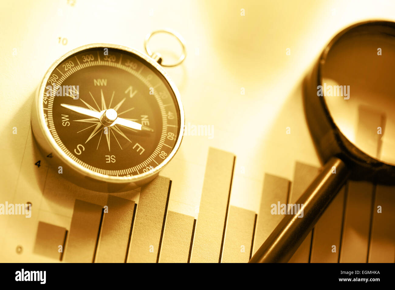 Concetto di schema con bussola e lente in seppia tonificante Foto Stock