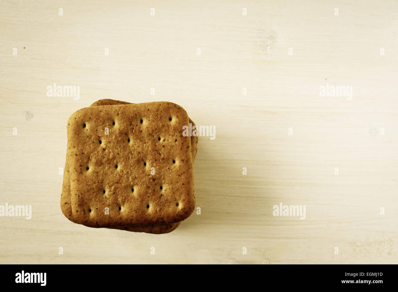 Pila di cracker su un bianco tavolo in legno vista superiore Foto Stock