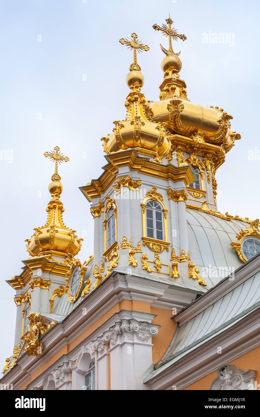 Chiesa dei Santi Pietro e Paolo a Peterhof, San Pietroburgo, Russia. Foto verticale di un frammento. È stato costruito nel 1747-1751 da Rastr Foto Stock