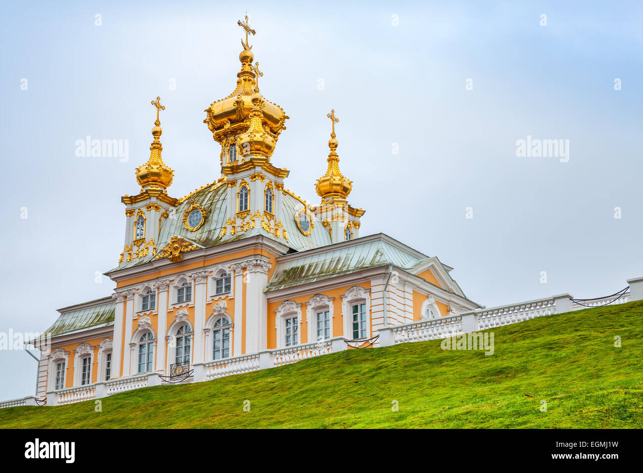 Chiesa dei Santi Pietro e Paolo sulla collina di Peterhof, San Pietroburgo, Russia. È stato costruito nel 1747-1751 Rastrelli architec Foto Stock