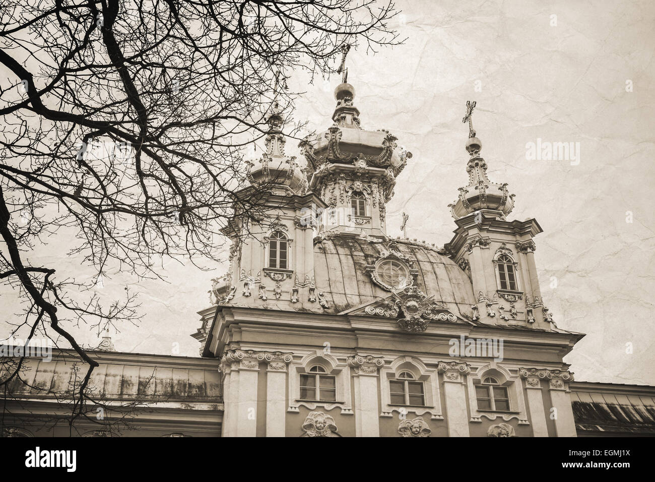 Chiesa dei Santi Pietro e Paolo a Peterhof, San Pietroburgo, Russia. È stato costruito nel 1747-1751 Rastrelli architetto. Vintage s Foto Stock