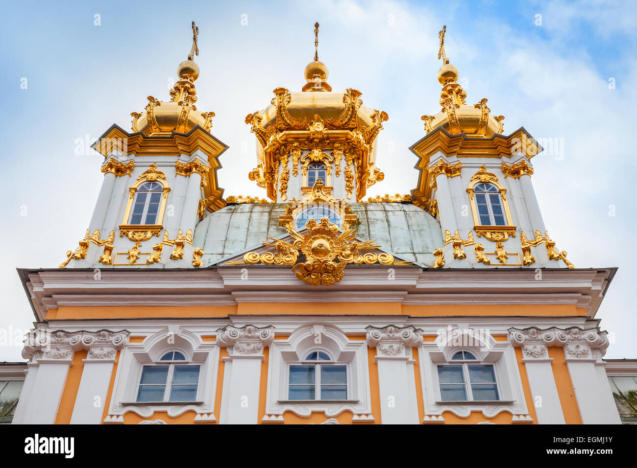 Chiesa dei Santi Pietro e Paolo a Peterhof, facciata, San Pietroburgo, Russia. È stato costruito nel 1747-1751 Rastrelli architetto Foto Stock