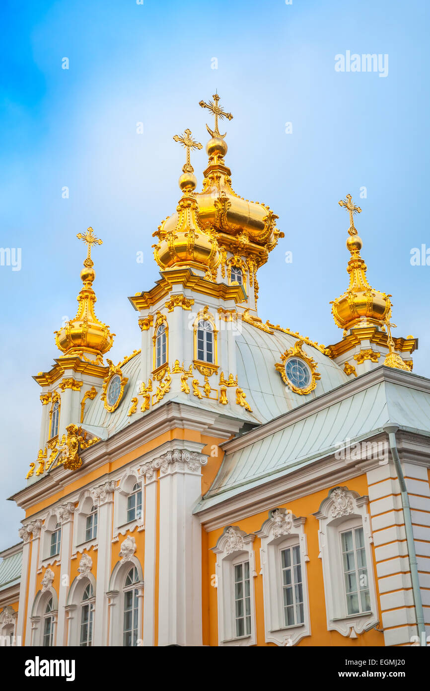 Chiesa dei Santi Pietro e Paolo a Peterhof, San Pietroburgo, Russia. Frammento della facciata con cupole dorate. È stato costruito nel 1747- Foto Stock