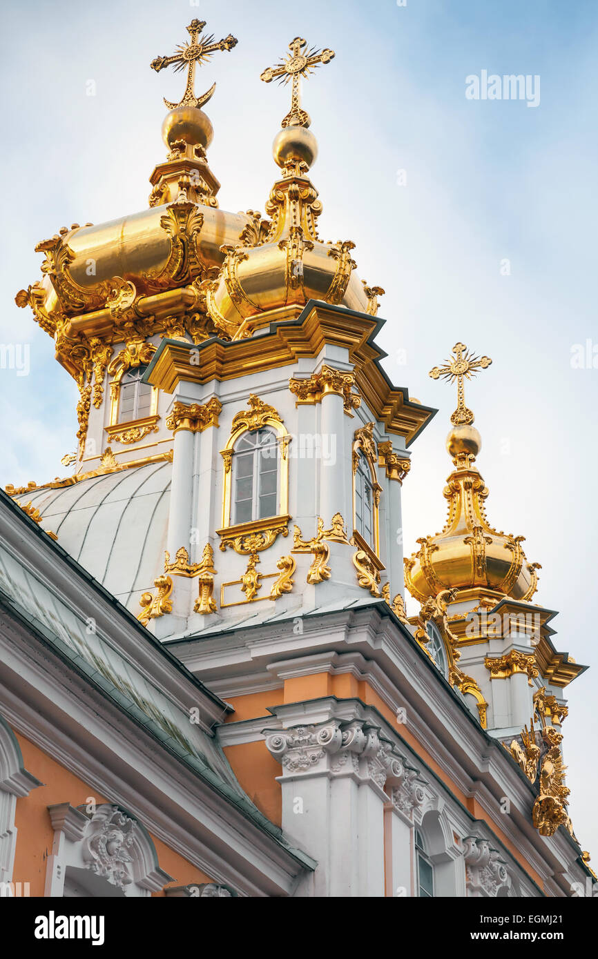 Cupole dorate. Chiesa dei Santi Pietro e Paolo a Peterhof, San Pietroburgo, Russia. È stato costruito nel 1747-1751 Rastrelli archit Foto Stock
