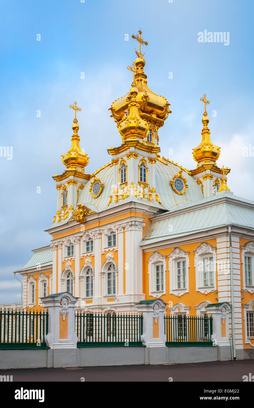 Chiesa dei Santi Pietro e Paolo a Peterhof, San Pietroburgo, Russia. Foto verticale. È stato costruito nel 1747-1751 Rastrelli arch Foto Stock