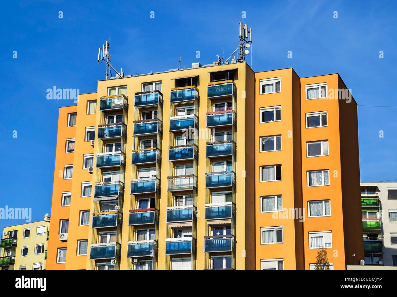 Alto edificio di appartamenti in città Foto Stock