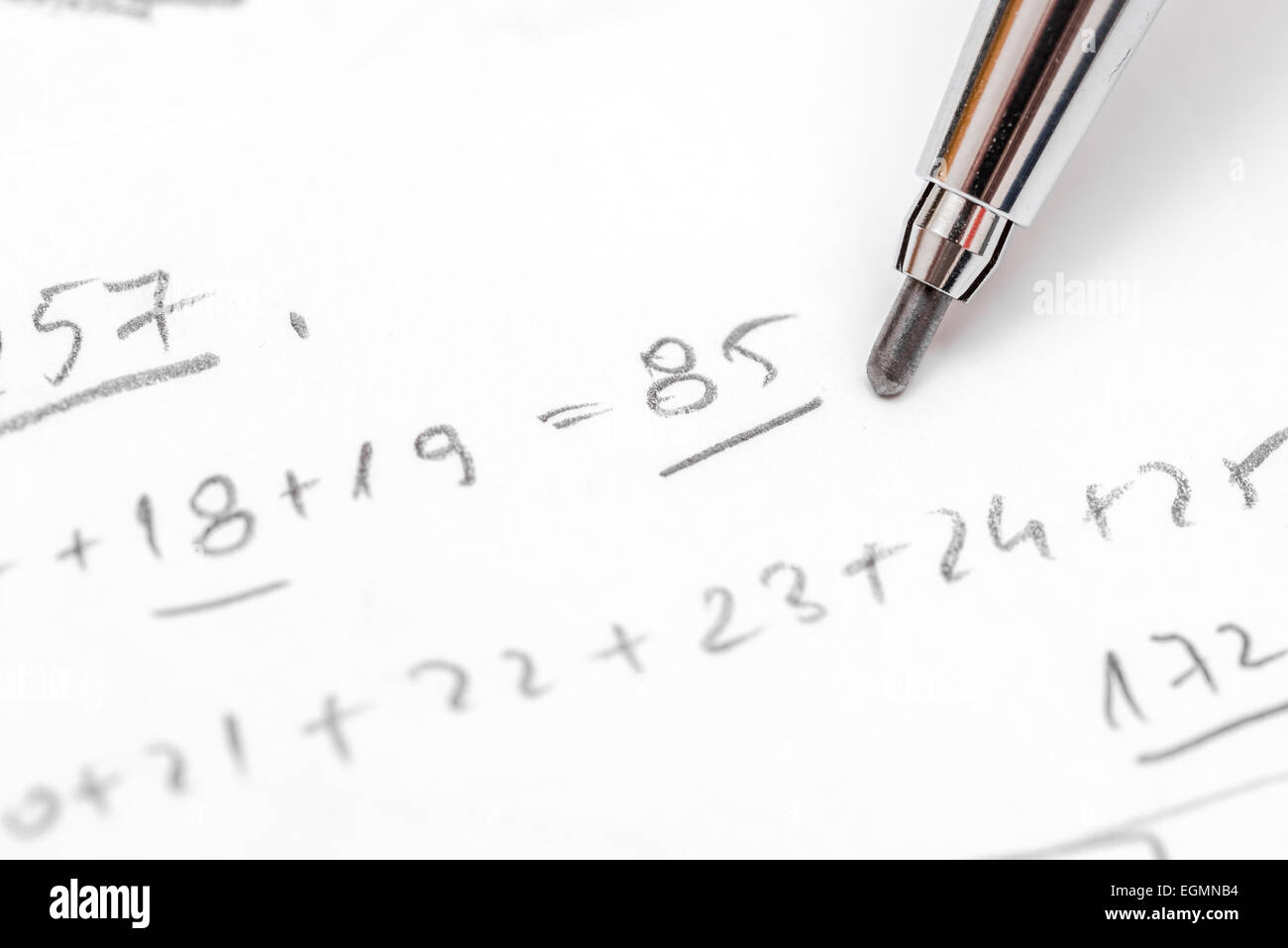 Risoluzione di equazioni di Algebra prova su carta con matita Foto Stock