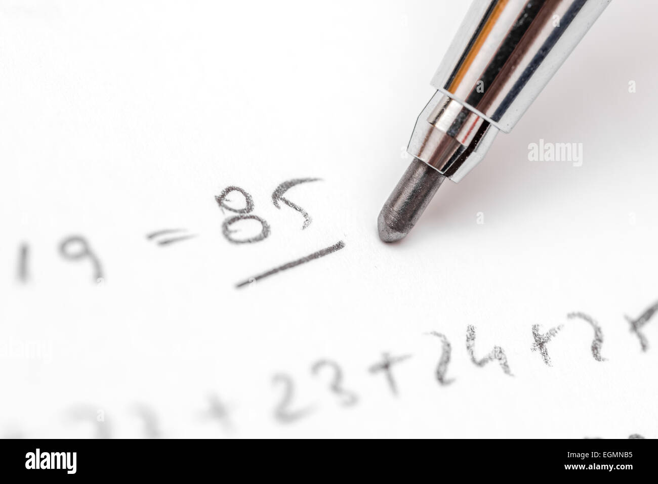 Risoluzione di equazioni di Algebra prova su carta con matita Foto Stock