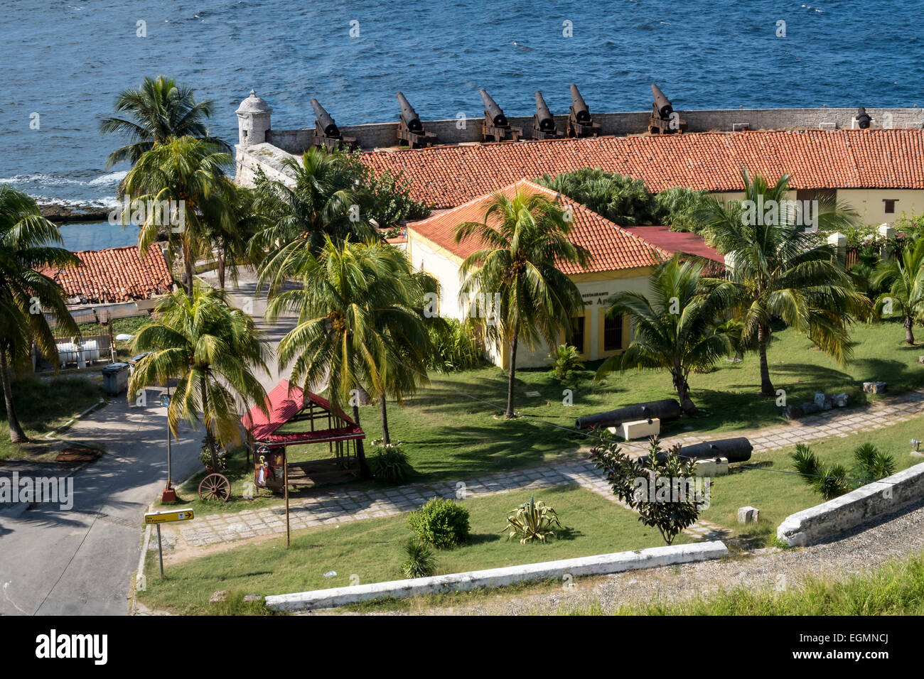 Tipica architettura coloniale e fortificazioni sul litorale al di sotto del Castillo del Morro, Havana, Cuba. Foto Stock