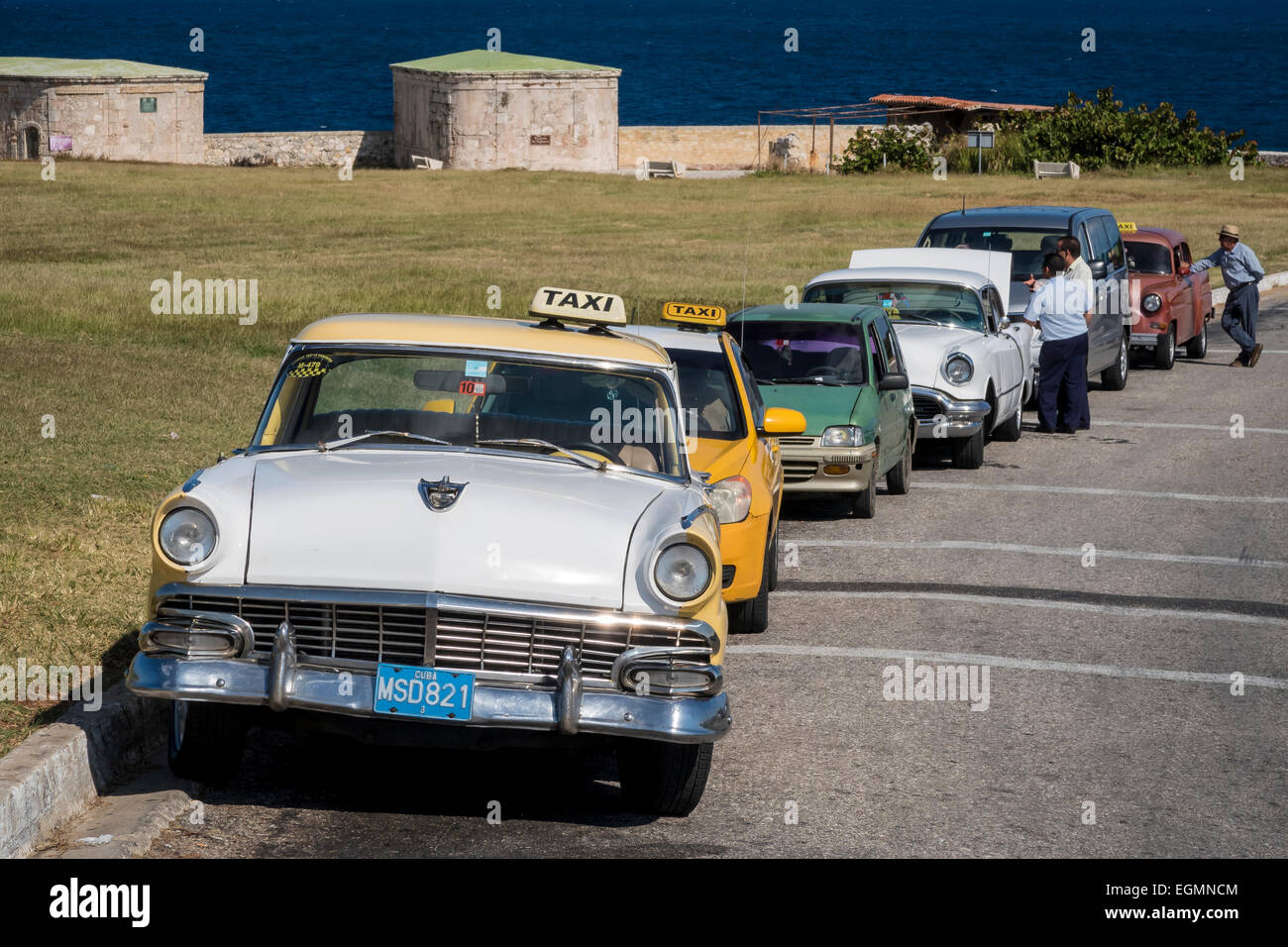 Classic 1950 America auto, spesso usato come taxi sulla strada al Castillo del Morro all Avana, Cuba. Foto Stock