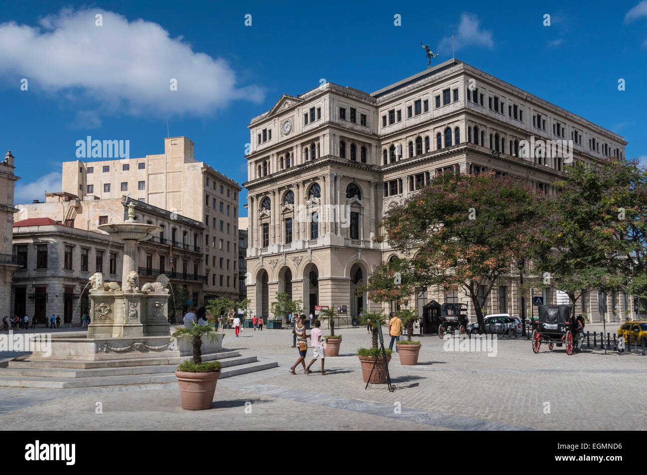 Plaza de San Francisco con la Fuente de Los Leones, scolpita da Giuseppe Gaggini. L'Avana, Cuba. Foto Stock