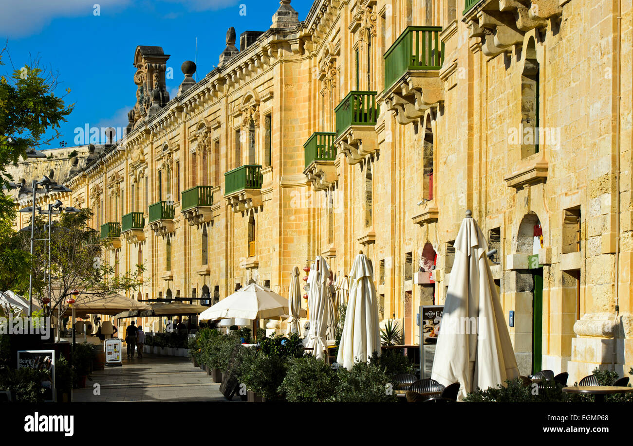 Storici restaurati gli edifici adibiti a magazzino nel litorale di La Valletta Valletta, Malta Foto Stock
